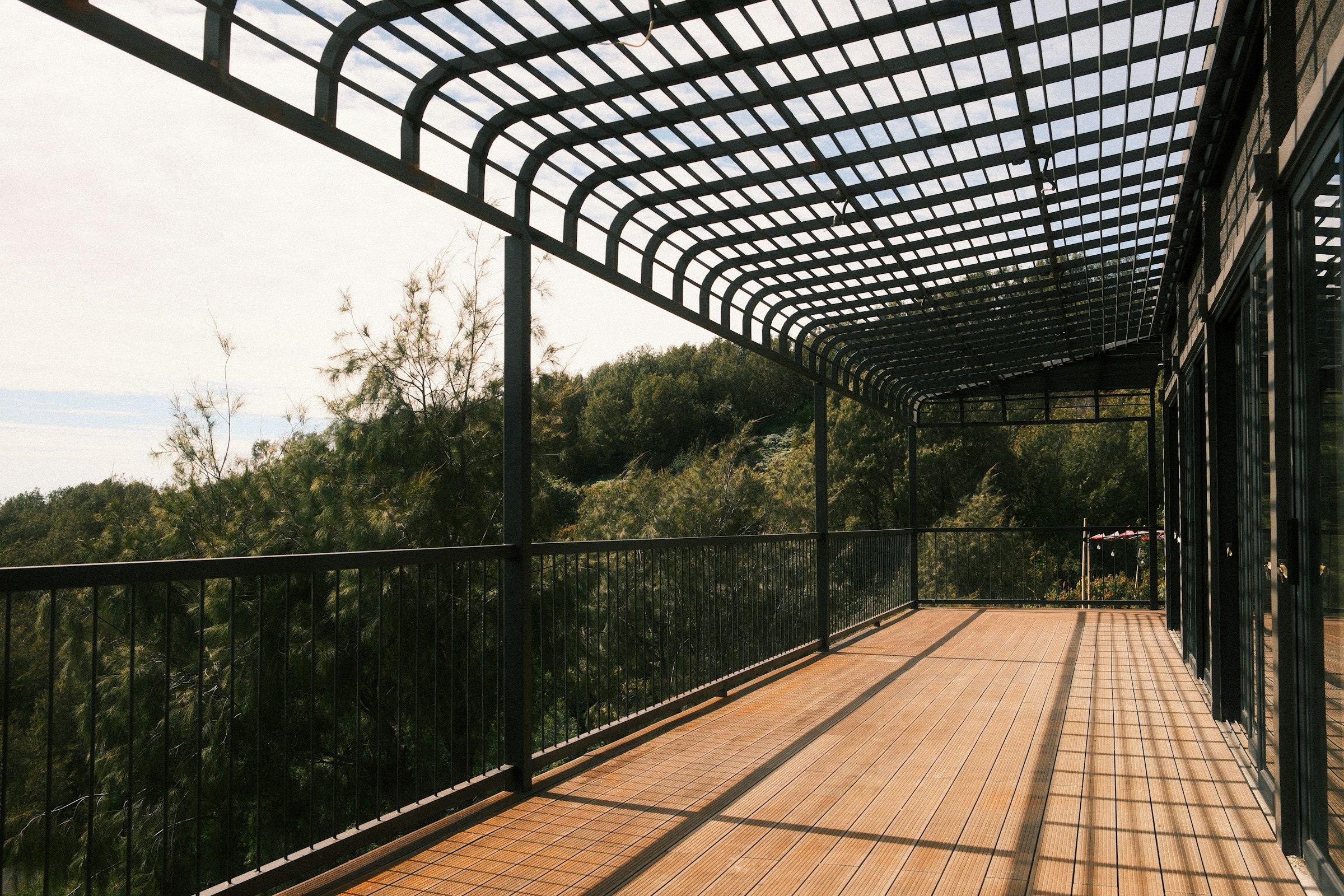 Deck de madeira com pergolado